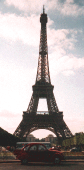 Das Ding im HINTERGRUND nennt man 'La tour Eiffel'!